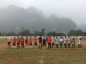 Đội tuyển bóng đá Trường THCS Chi Nê (áo xám) gặp đội Trường THCS Thanh Hà (áo đỏ)