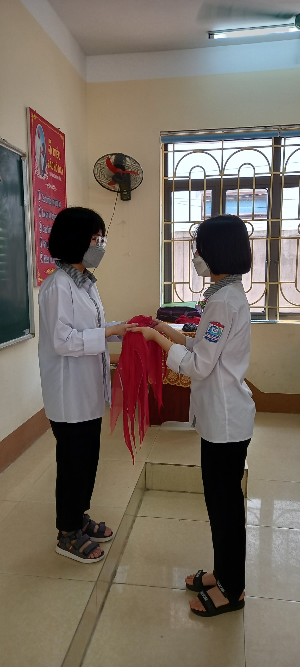 Các em trao lại chiếc khăn quàng đỏ – niềm tự hào của người Đội viên cho lớp đàn em kế tục sự nghiệp vinh quang của Đội TNTP Hồ Chí Minh